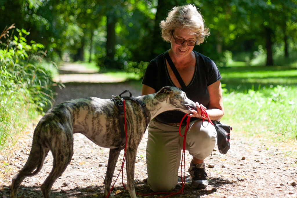 Marie Noëlle et un chien au Parc de Saint Cloud