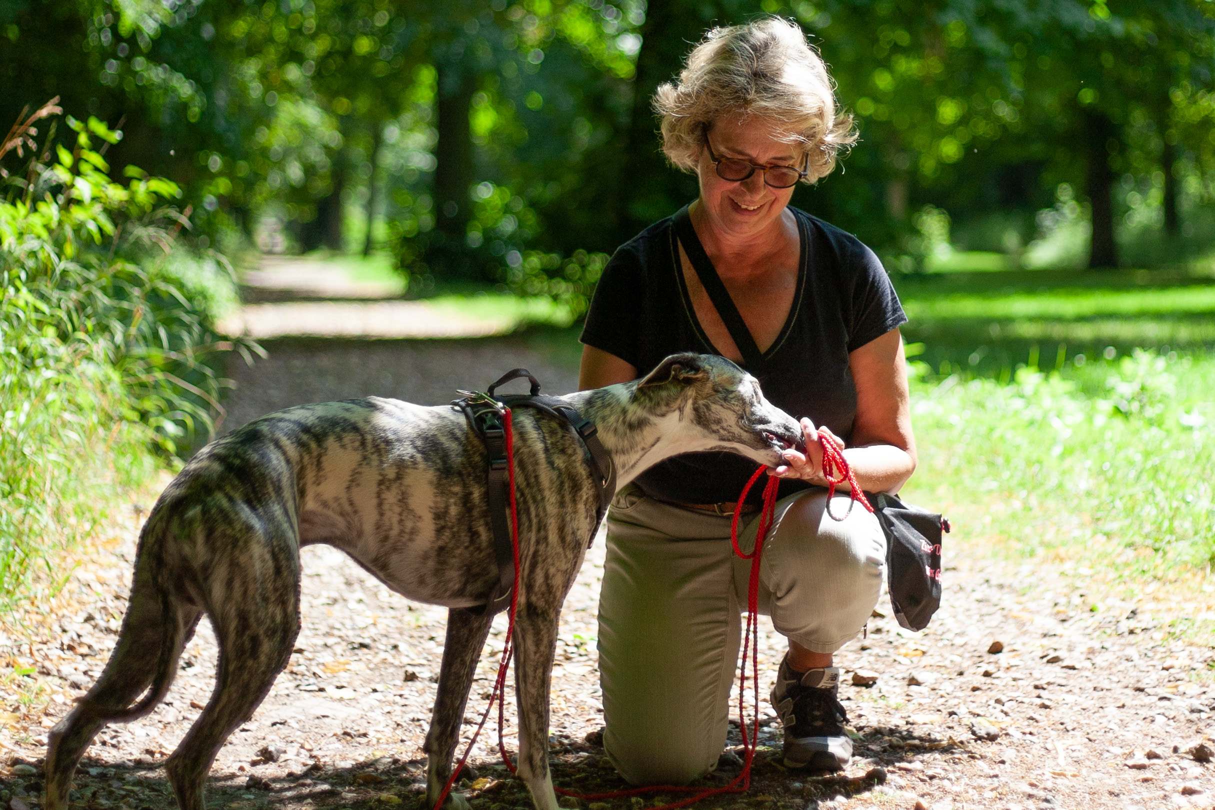 Marie Noëlle et un chien au Parc de Saint Cloud