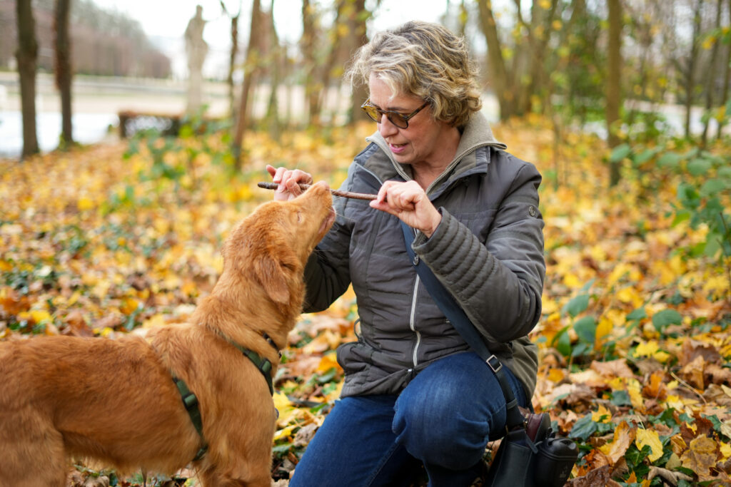 Marie-Noëlle éducatrice canin dans les Hauts de Seine joue avec Vanna